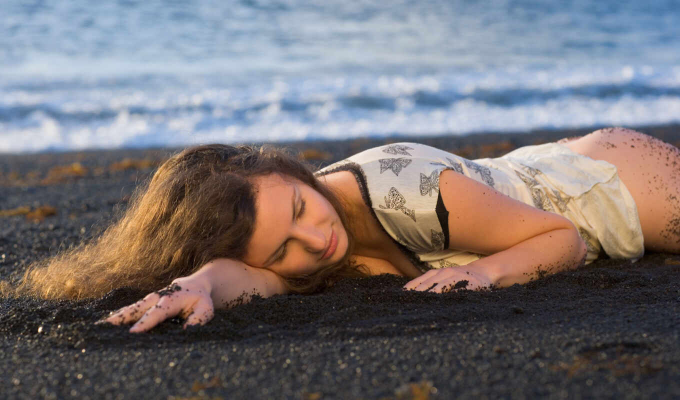 Девушка Лежит На Пляже