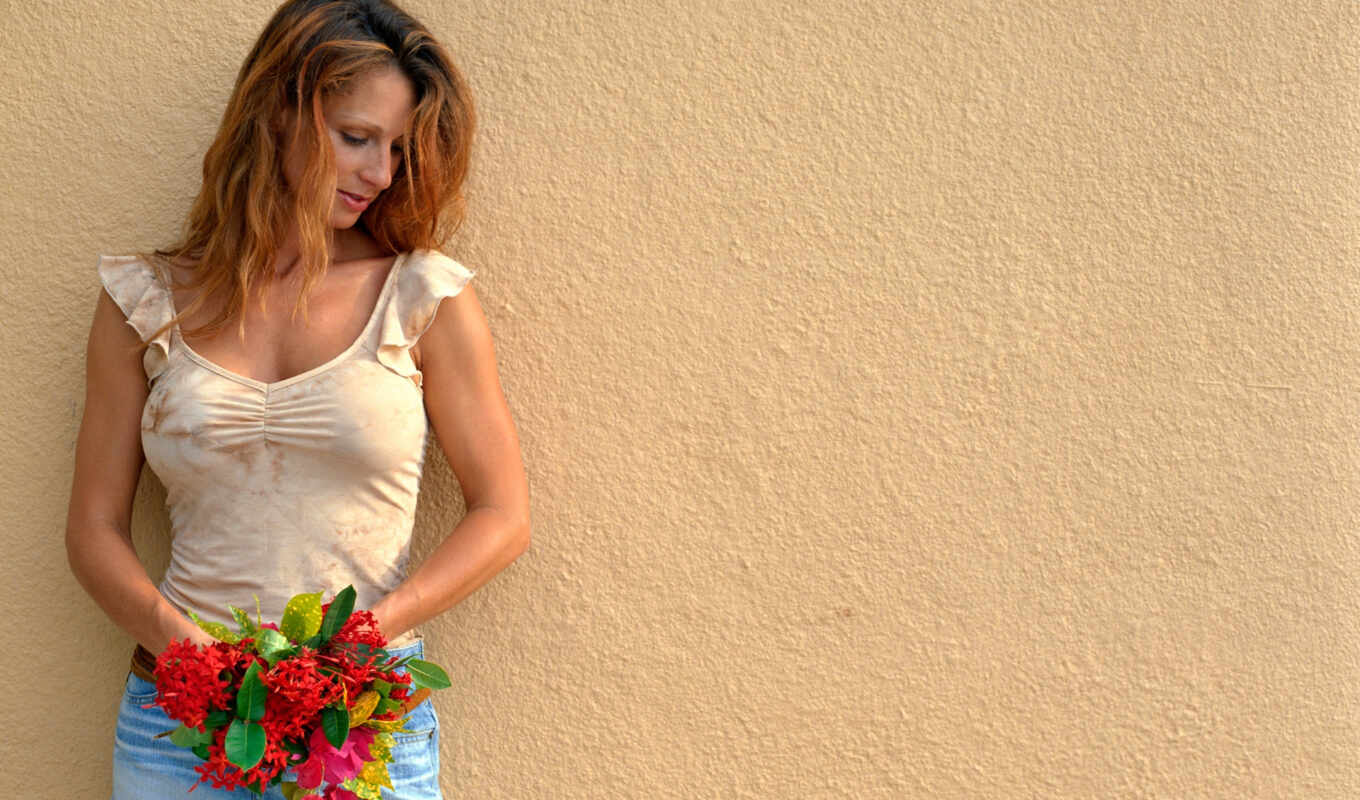 Фото оголенной девушки на фоне комнатного цветка