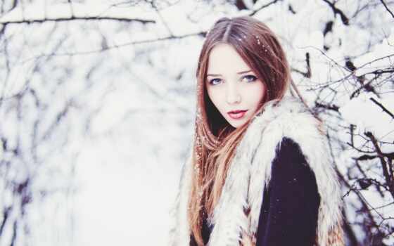 фото девушки зимой со снегом на аву