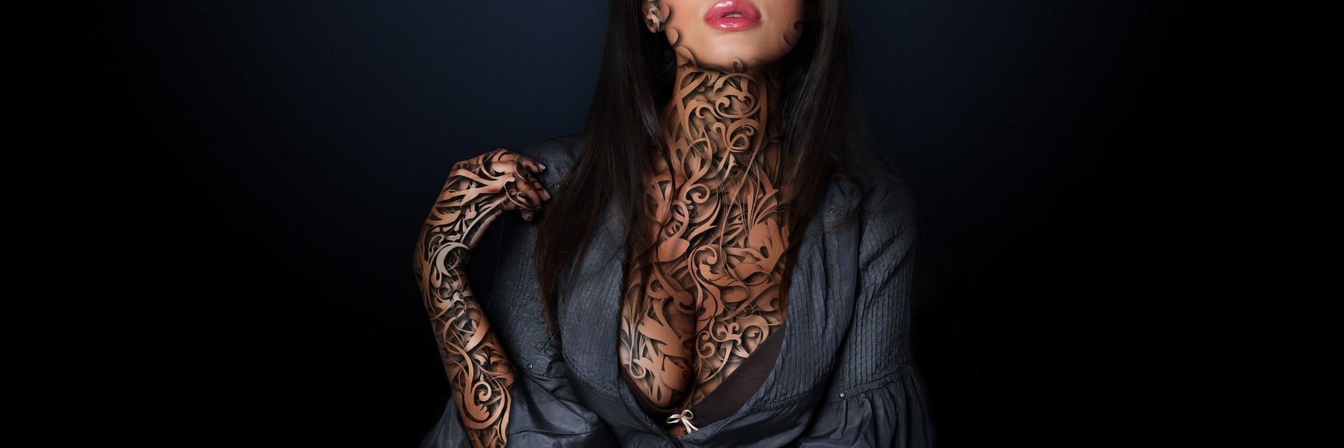 Телки украшают  татуировками свои тела