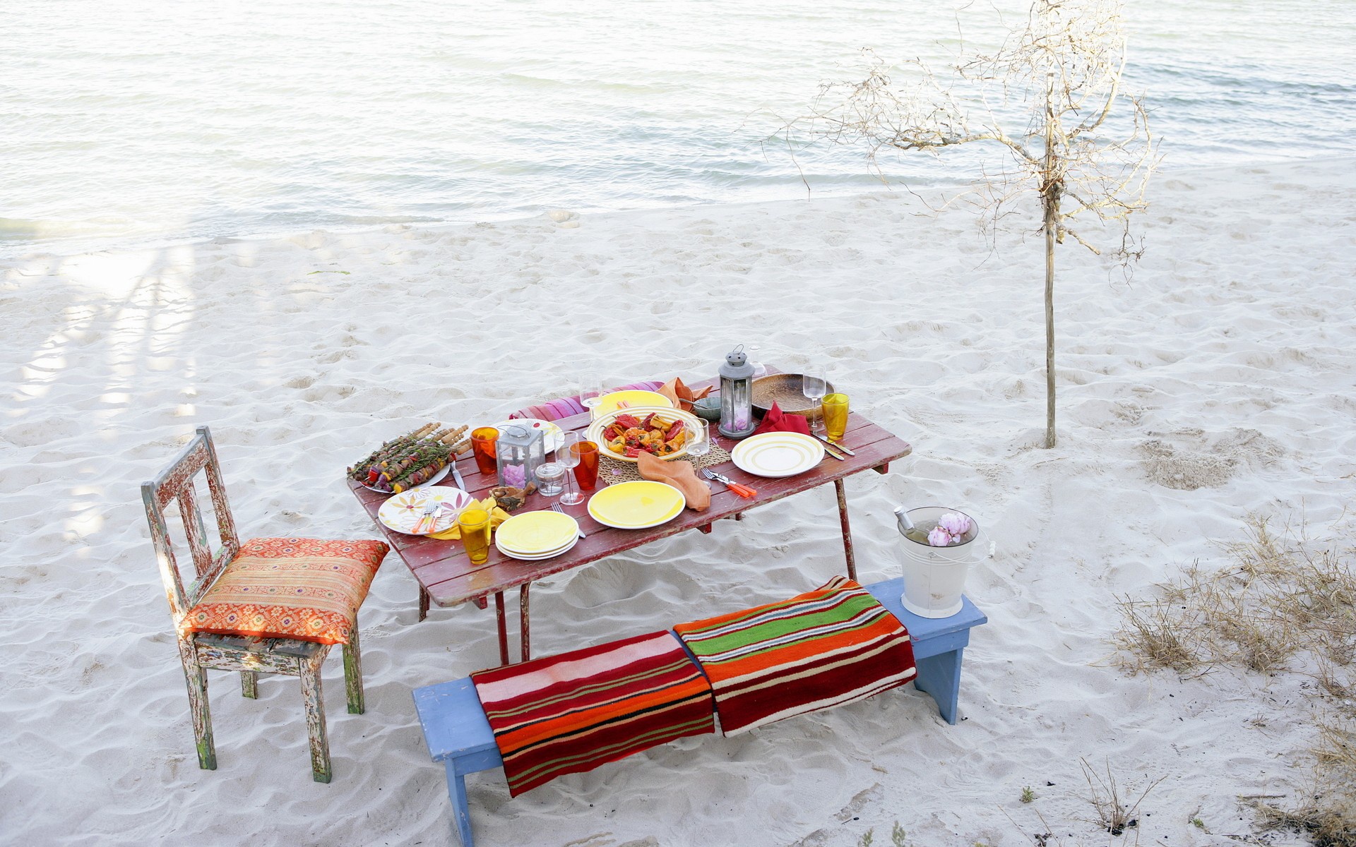 Пикник с яблоками на песчаном пляже