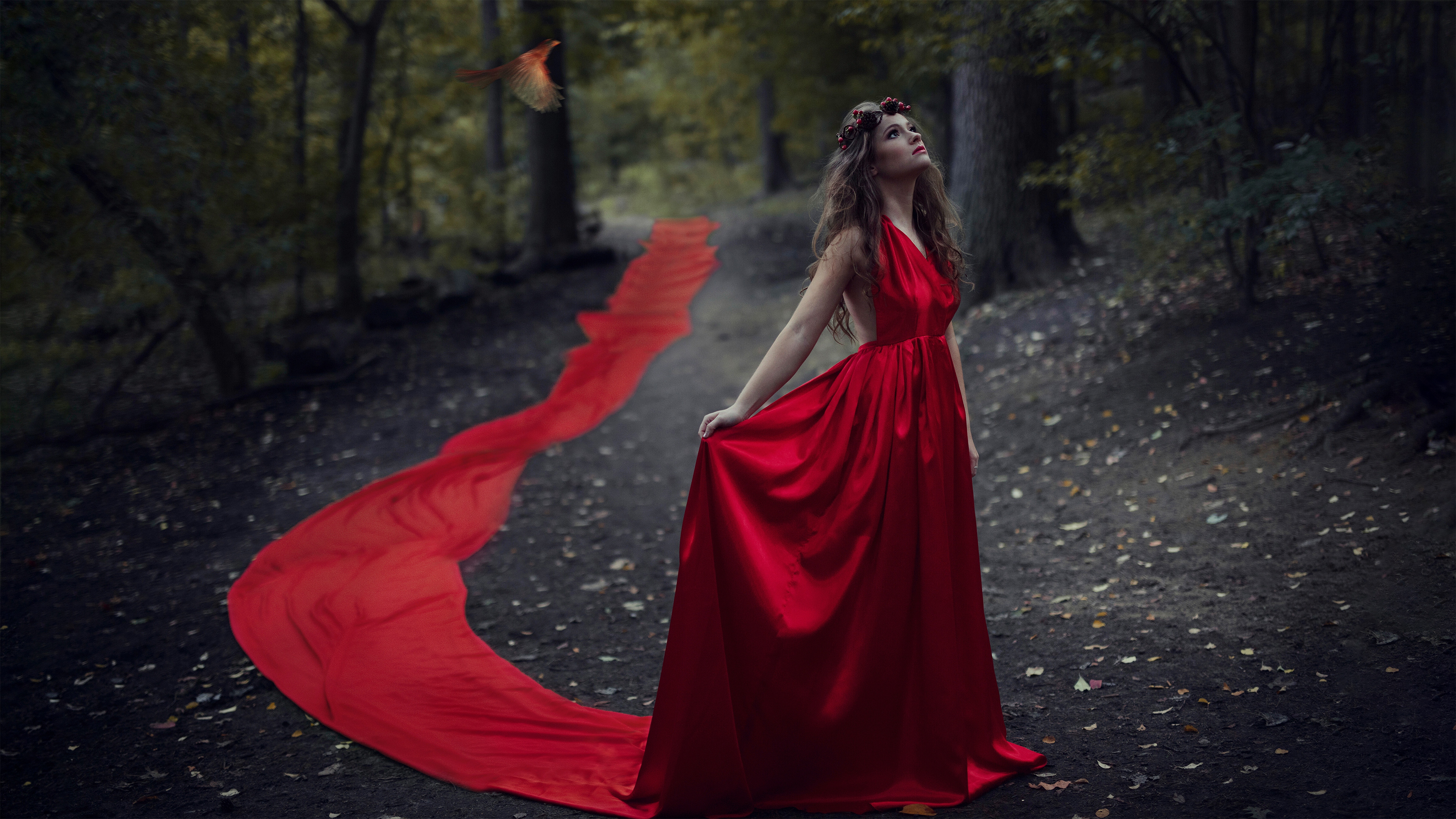 Красное Платье Шлейф