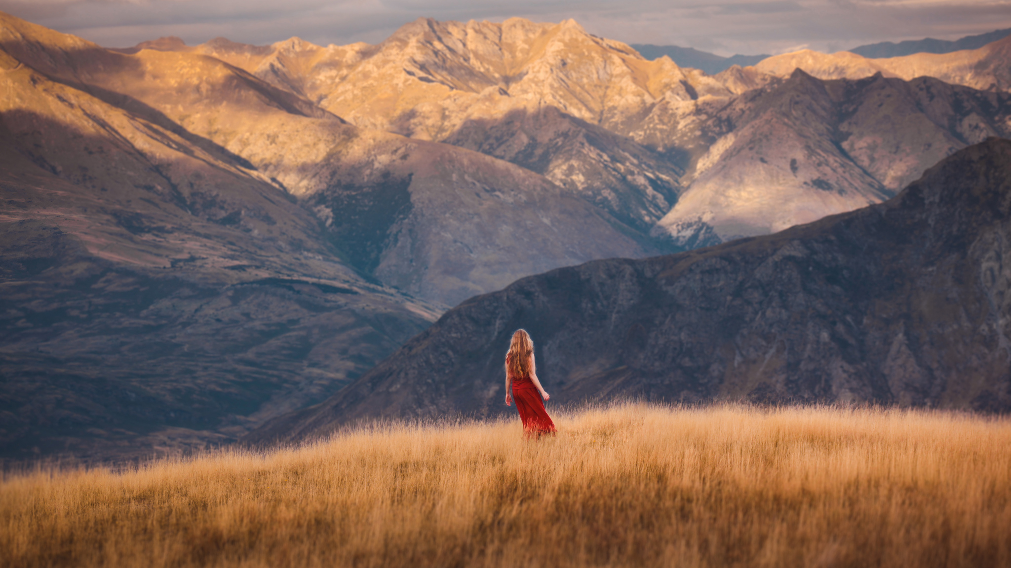 Фото сочной попки блондинки на фоне горного пейзажа