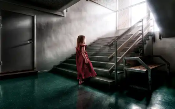 Девушка у лестницы