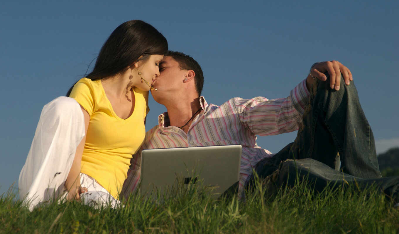 девушка, ноутбук, трава, парень, поцелуй