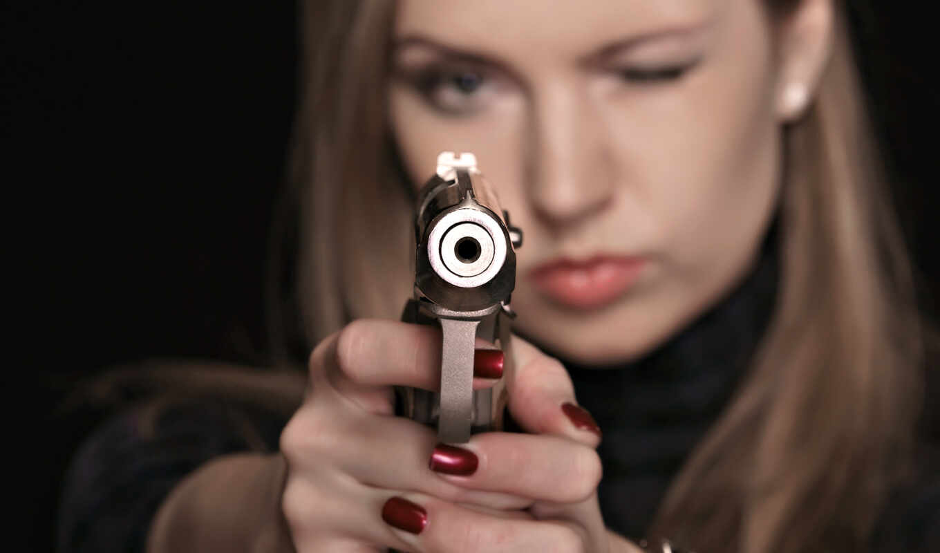 девушка, пистолетом