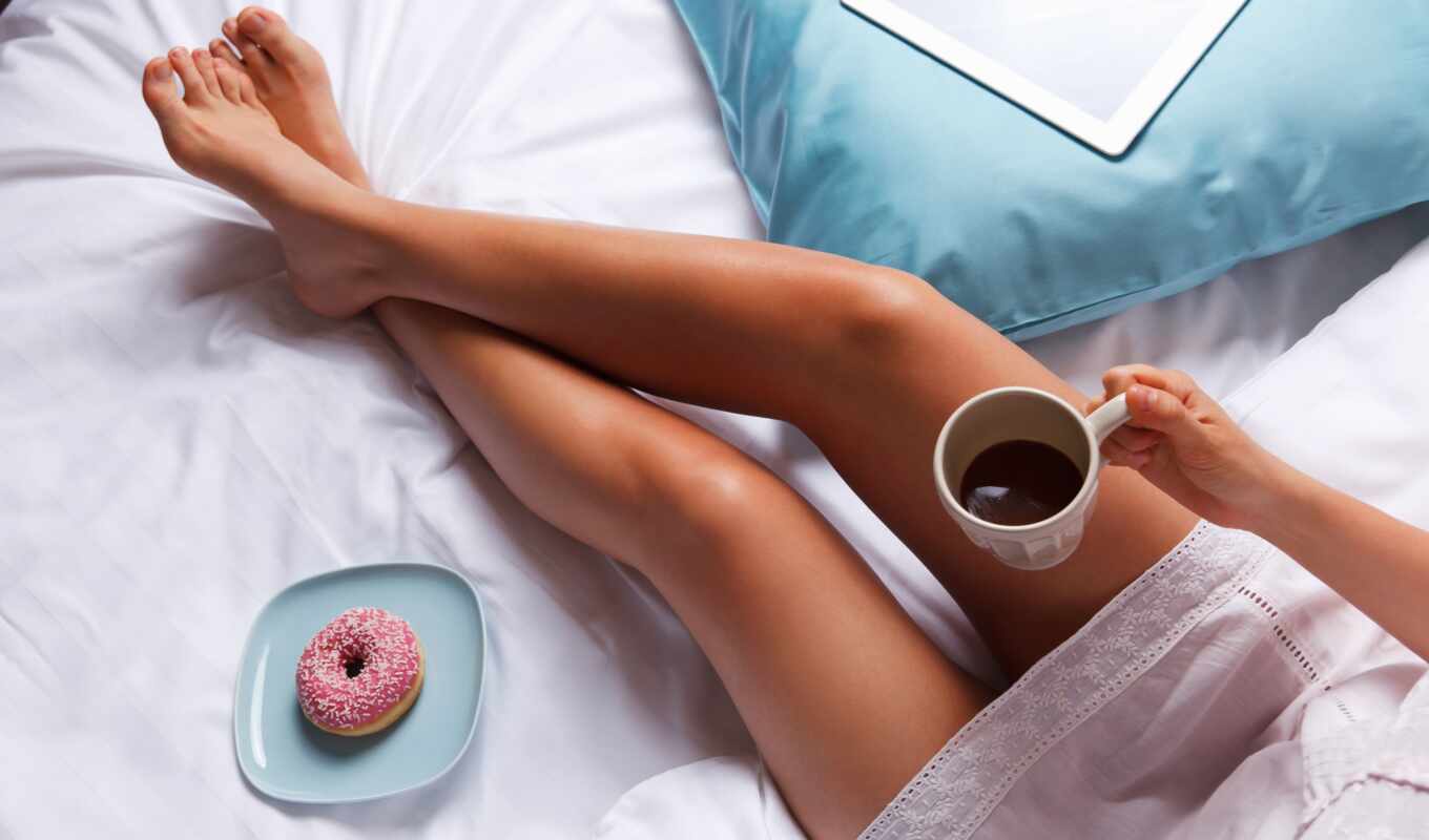 фото, девушка, coffee, картинка, кровать, род, утро, leg, пончик, stokovyi
