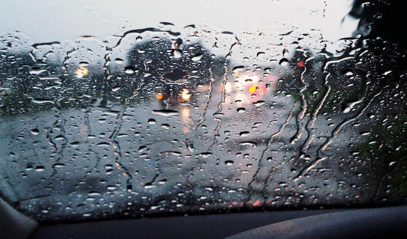 Капли дождя на стекле автомобиля