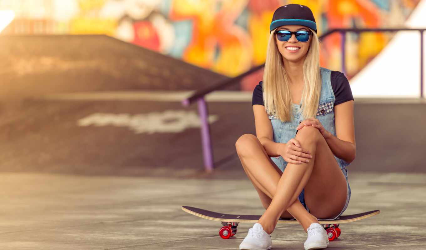 девушка, blonde, трусы, улыбка, очки, шапка, devushki, skateboard