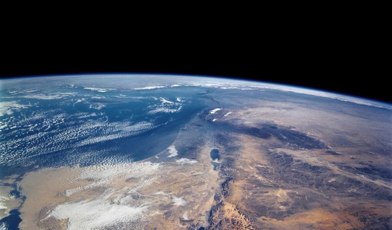 Земля утром из космоса