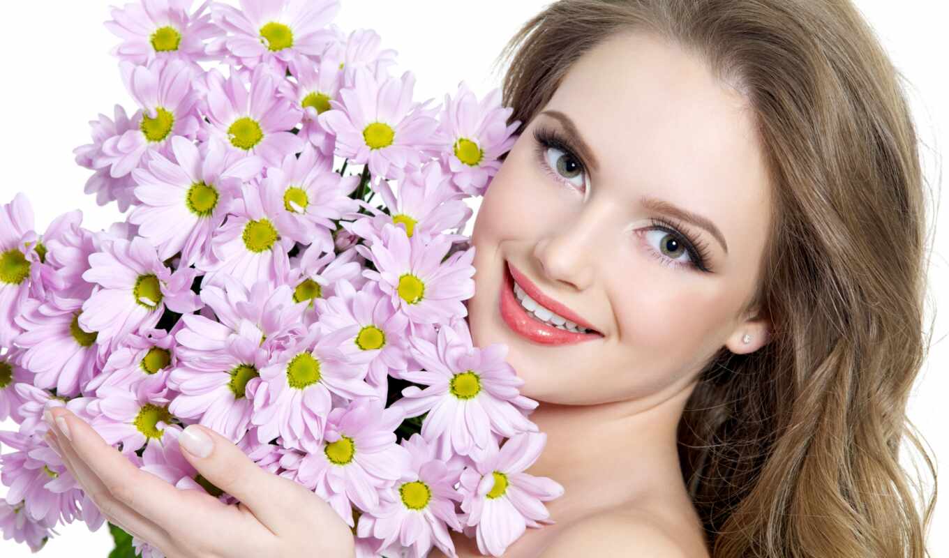 Счастливая девушка с цветами