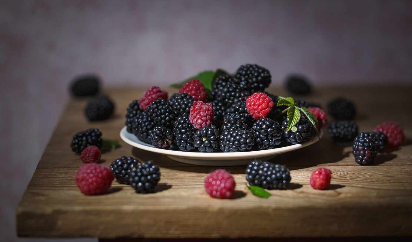 good, a computer, photographer, table, raspberry, blackberry, product, berry, meal, nutrition, pischat