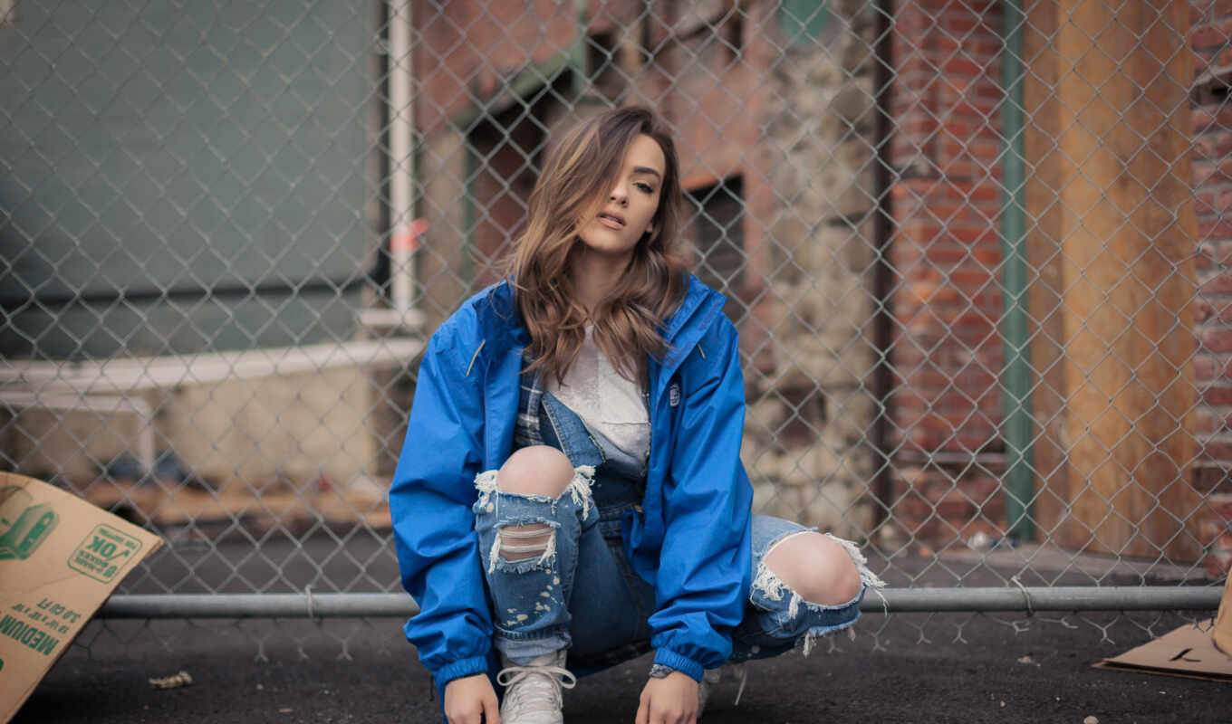 woman, brunette, sneakers, jean, outdoors, a tear, overall