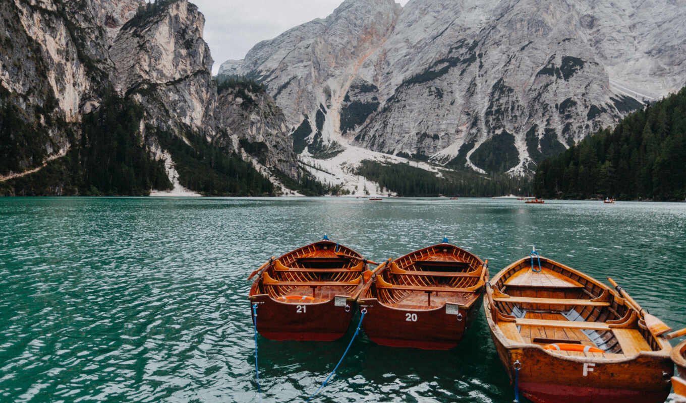 горы, озеро, лодки