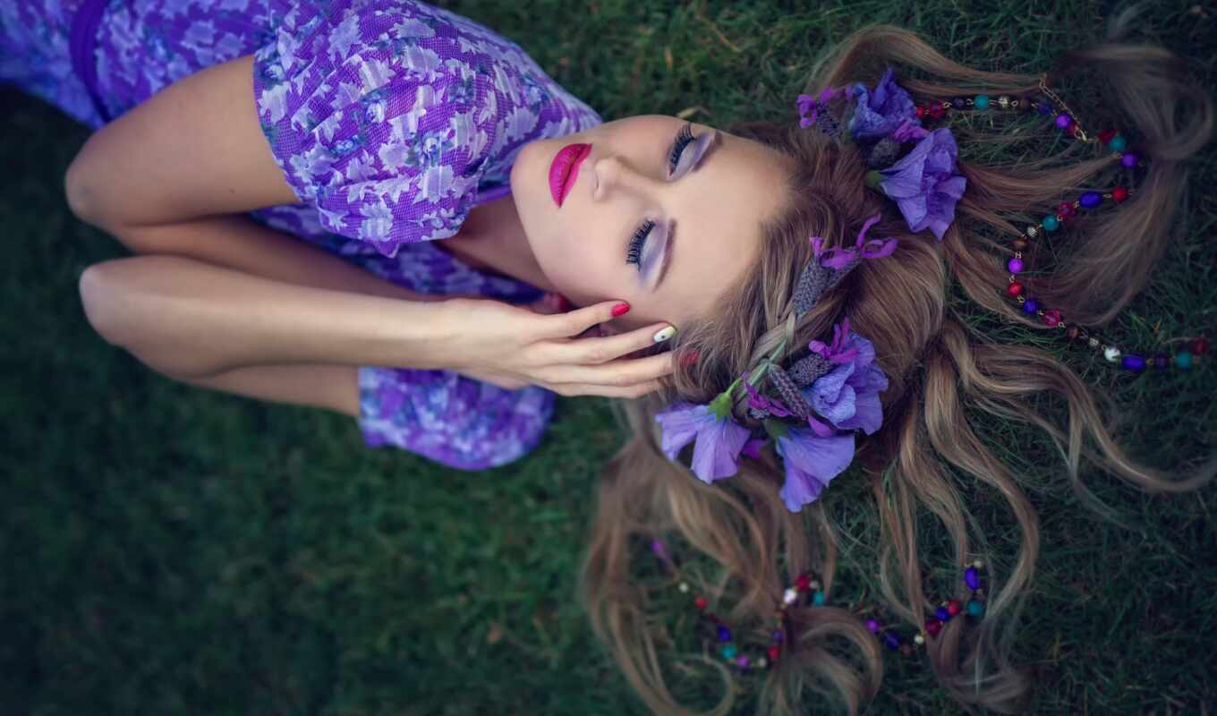 девушка, лежит, платье, голове, траве, зеленой, фиолетовых, венком, цветов, фиолетовом