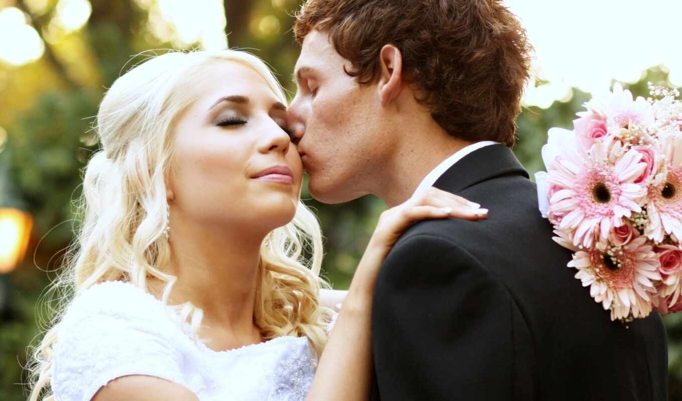 блондинка, поцелуй, букет, свадьба, жених