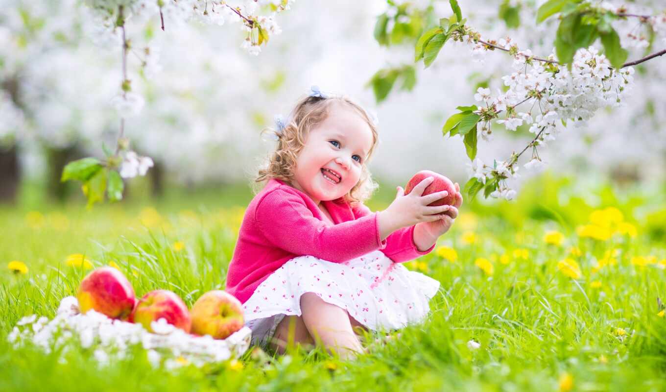 девушка, сидит, радостная, полянке, цветочной, яблоком, among, руках, positive, fone, 