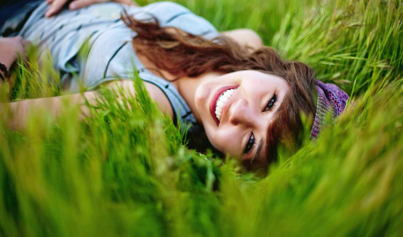 природа, девушка, summer, трава, brunette, улыбка, настроение, траве, счастье