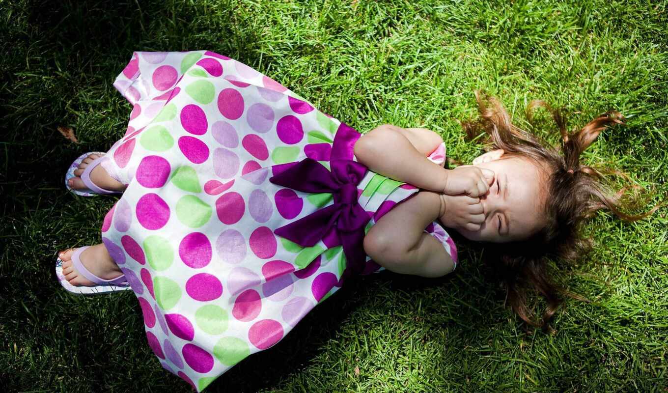 девушка, платье, смеётся, лежит, трава, pea, shadow, розовом, газон, 