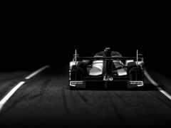 черно-белое фото гоночного автомобиля на трассе