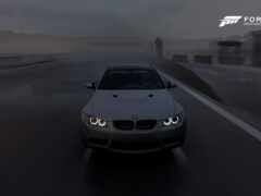 женский взгляд на автомобиль, едущий по шоссе ночью