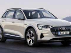 audi e tron suv suv припаркован на дороге с горами на заднем плане