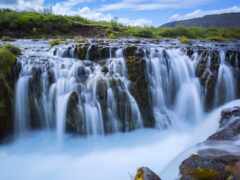 водопад с несколькими небольшими водопадами в середине