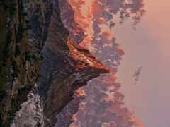 горы с закатным небом и облаками на заднем плане