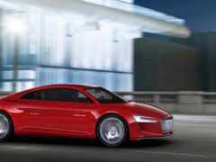 закрытие красной машины, едущей по городской улице