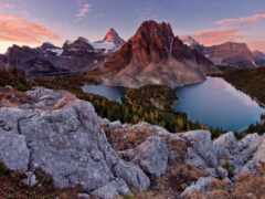 горы и озера на расстоянии с закатом на заднем плане