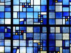 закрытие витражного окна с небом на заднем плане