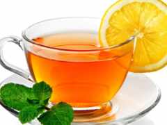есть чашка чая с лимоном и листьями мяты