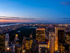 женский вид на город в сумерках с видом на город