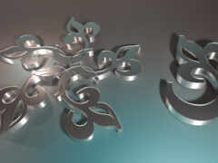 есть две металлические буквы на столе