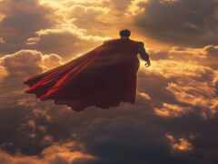 супермен летит сквозь облака в красном плаще