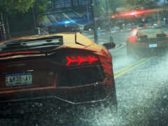 красный автомобиль проезжает по затопленной улице