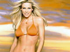 блондинка в бикини позирует для фото на закате