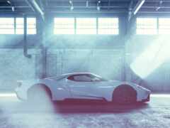 арафированный белый спортивный автомобиль на большом складе с солнечным светом, струящимся через окна