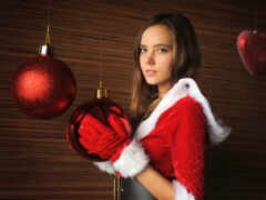 араф, одетый в костюм санта клауса с красным рождественским балом