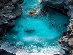 есть голубая река, протекающая через скалистое ущелье