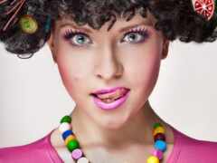 есть женщина с ожерелье и ожерелье с пуговицами на нем