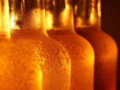 бутылки пива выстроились в ряд на столе