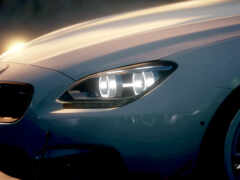 закрытие автомобиля bmw с ярким светом на нем