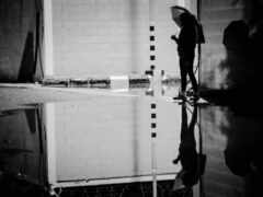 человек стоит в темной комнате с зонтиком