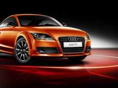 оранжевый audi tt показан в темной комнате