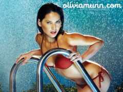 женщина в красном бикини, опирающаяся на металлическую лестницу