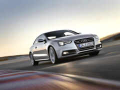серебряный автомобиль audi, едущий по дороге