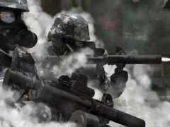 два солдата в противогазах и шлемах с оружием