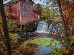 вид на красное здание с водопадом на переднем плане