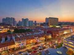 вид на город в сумерках с множеством зданий